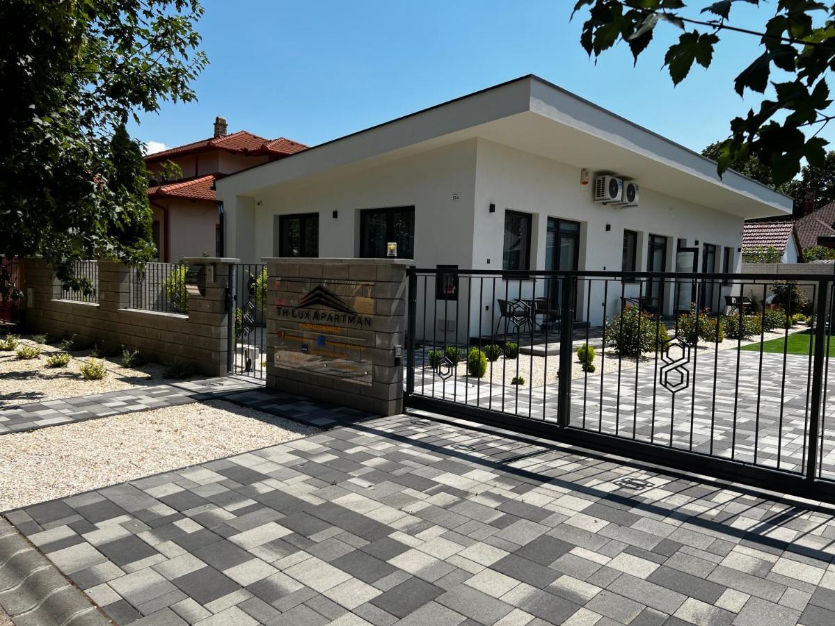 Th-Lux Apartman Hajduszoboszlo Bagian luar foto